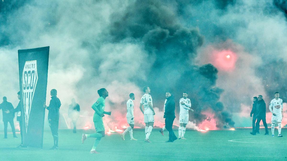 El lanzamiento de bengalas retrasa el inicio del Saint Étienne-Angers