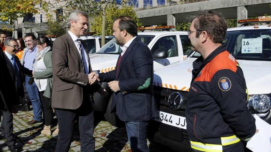 Rueda saluda a Cuiña en una entrega de vehículos de Protección Civil en A Estrada. // Bernabé/Javier Lalín