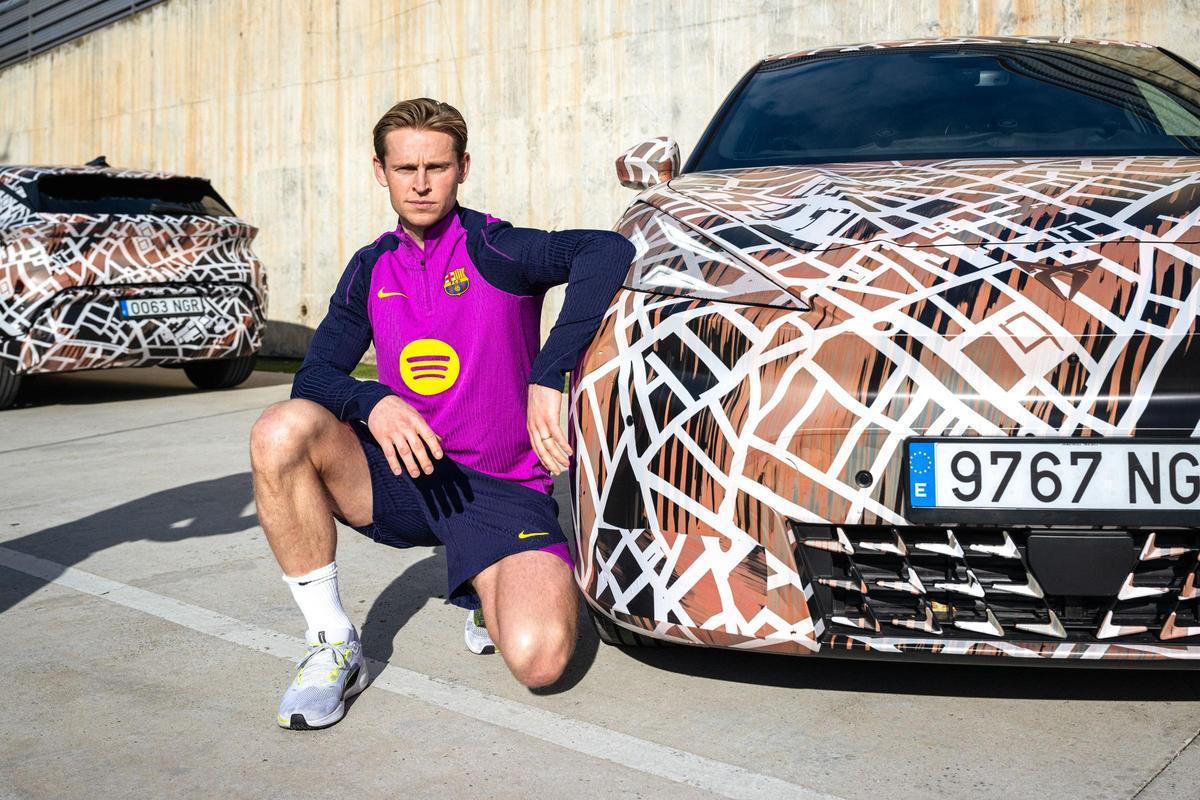Frenkie de Jong junto al Cupra Raval