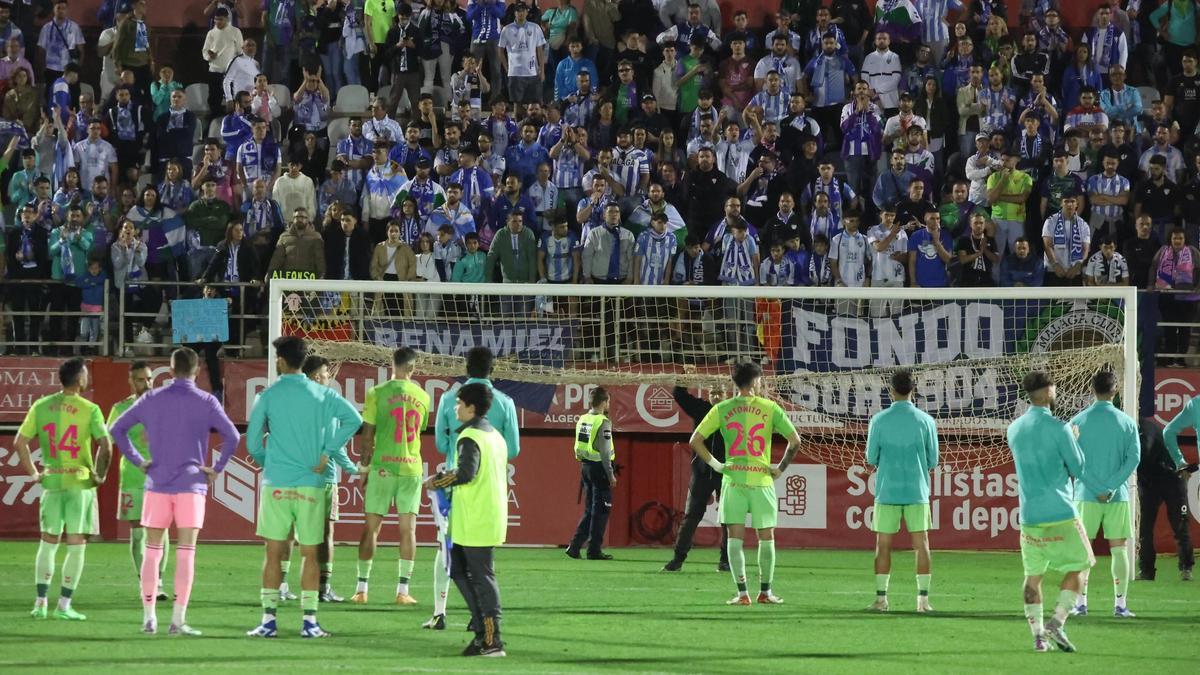 Los jugadores del Málaga CF saludan a los aficionados presentes en Algeciras.