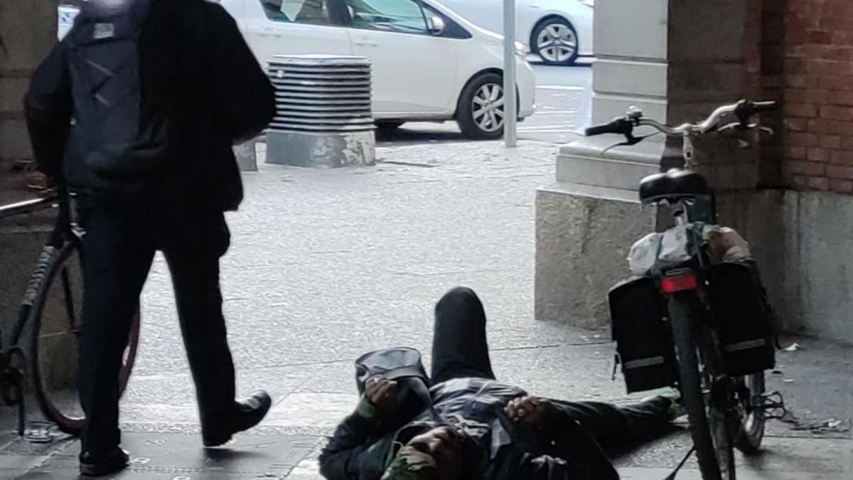 Una persona, que anava beguda, estirada al terra de la plaça Independència a mitja tarda