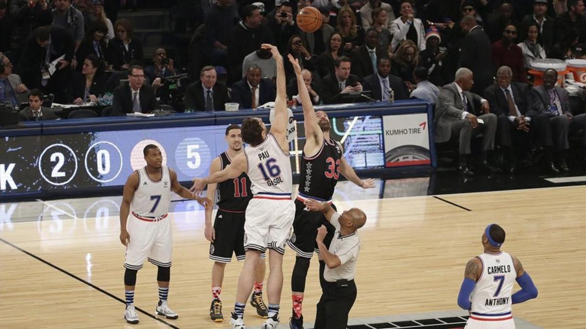 Salto inicial entre Pau y Marc Gasol en el All-Star 2015