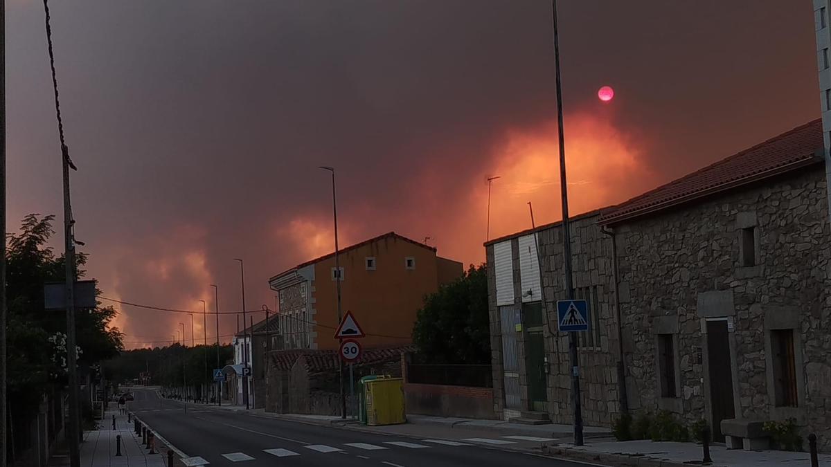 El incendio de Fermoselle, visto desde Bermillo de Sayago al anochecer.