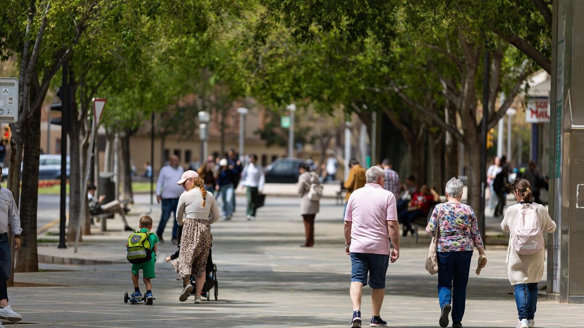 Varias personas pasean por el centro de Palma de Mallorca.
