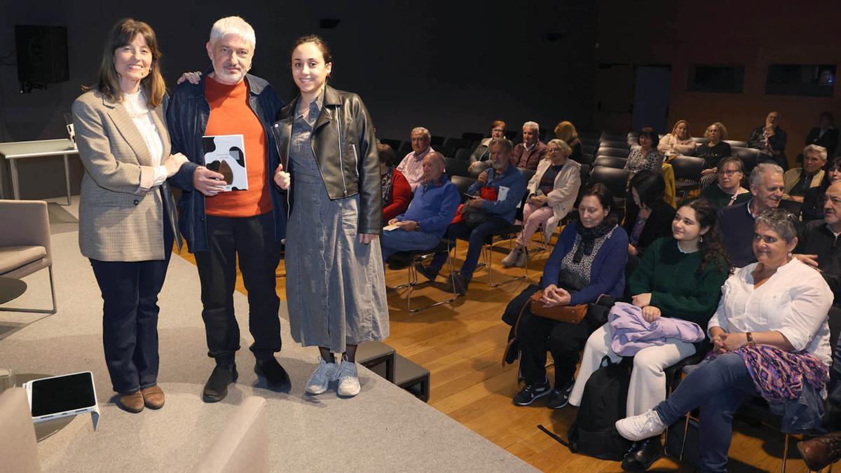 De esquerda a dereita, Teresa Cuíñas, Fran Alonso e Sara Vila, onte, no salón de actos do Museo MARCO. Carolina Sertal