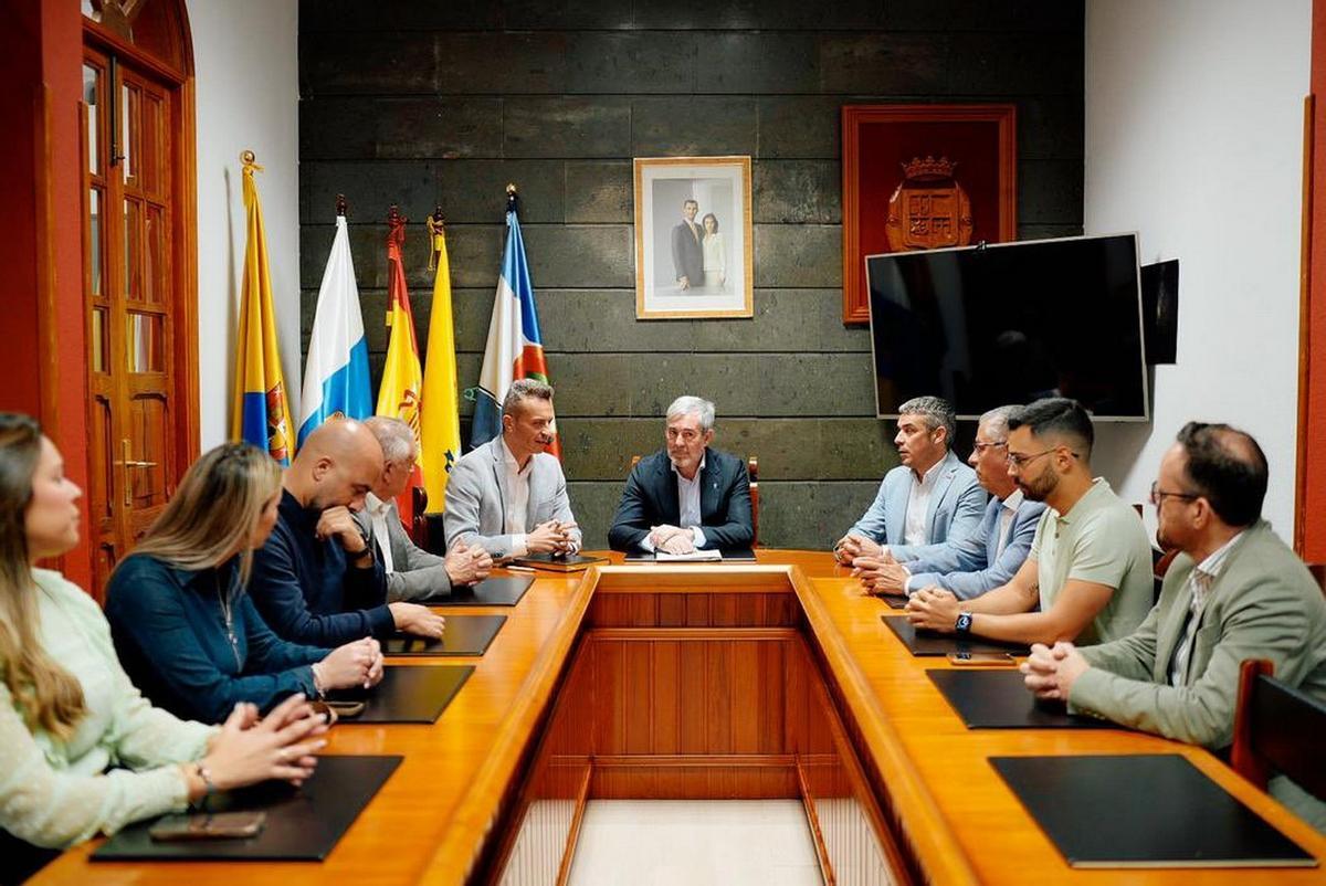 Imagen de la reunión institucional mantenida durante la visita de Fernando Clavijo a La Aldea de San Nicolás de este jueves.