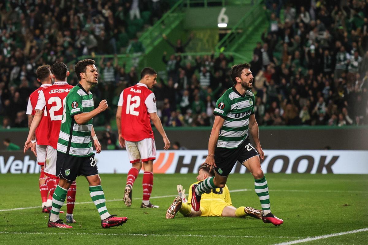 Lisbon (Portugal), 09/03/2023.- Sporting´s Paulinho (r) celebrates the 2-1 goal during the UEFA Europa League round of 16 first leg soccer match between Sporting CP and Arsenal FC, in Lisbon, Portugal, 09 March 2023. (Lisboa) EFE/EPA/MANUEL DE ALMEIDA