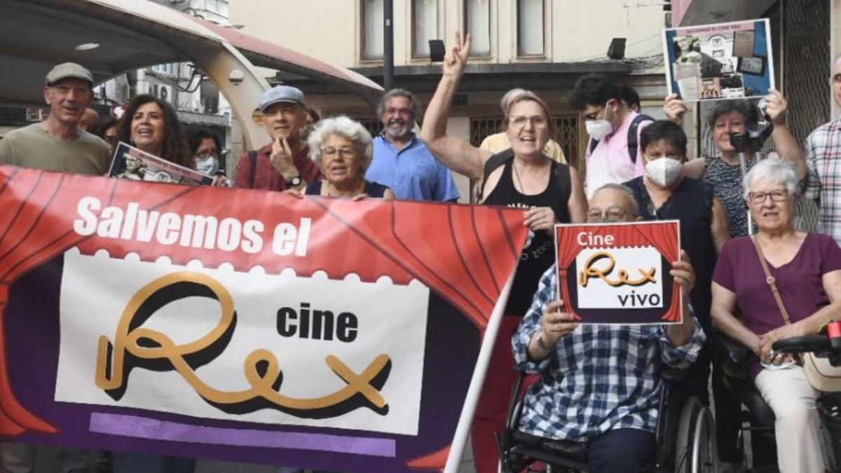 Los vecinos se concentran frente al cine Rex. | ISRAEL SÁNCHEZ