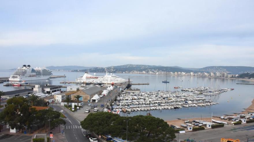 Imatge dels dos creuers amarrats a Palamós aquest matí.