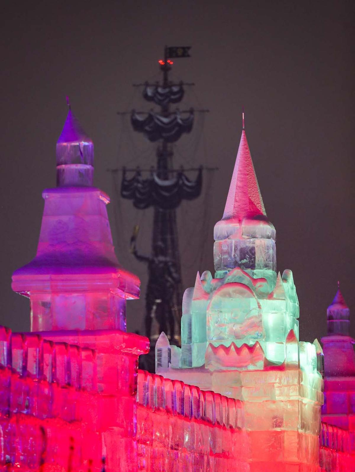 Esculturas y castillos de nieve en festivales de hielo de Moscú y  Heilongjiang, en el norte de China