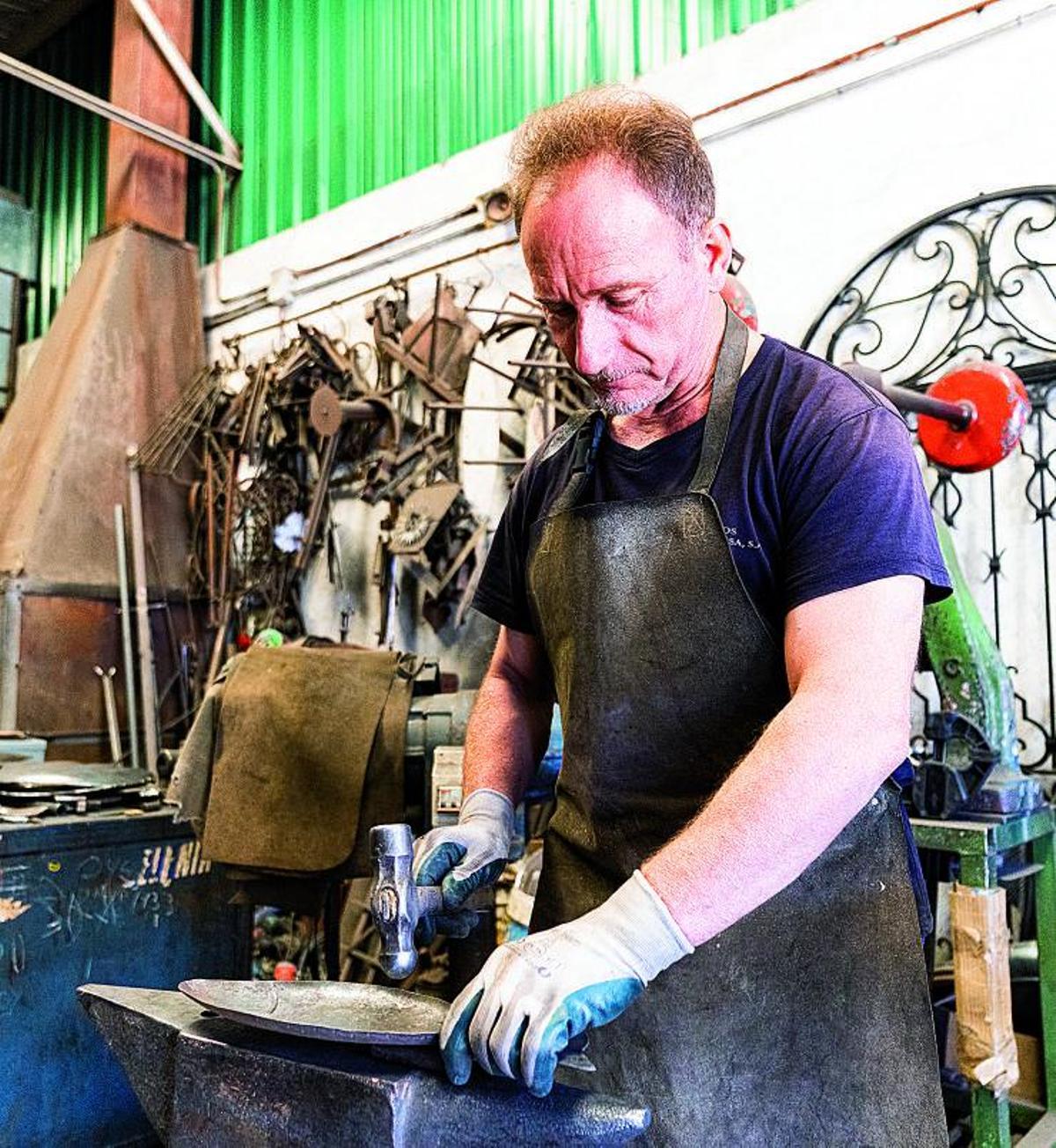 SANTIAGO VALVERDE, TRABAJANDO EN SU TALLER DE SANTA EUFEMIA.