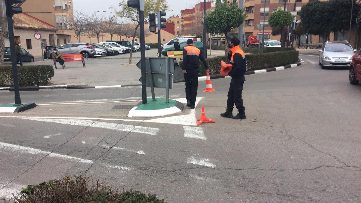 Protección Civil de Torrent monta el operativo de uno de los controles.