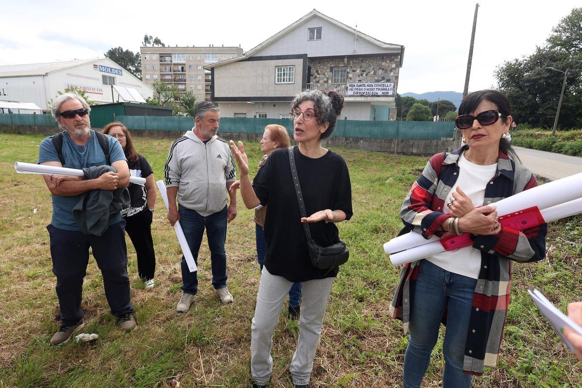 Propietarios afectados en San Mauro, ante sus fincas y casas