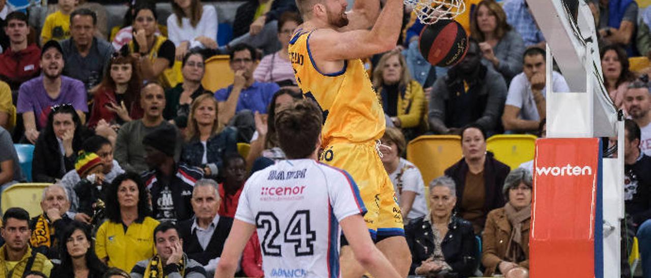 Matt Costello realiza un mate durante el enfrentamiento de la pasada jornada entre el Granca y el Obradoiro.