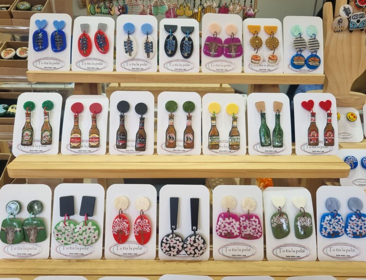 Pendientes artesanales de espetos, biznagas y botellines de cerveza del puesto 'Tú tía la pelá'