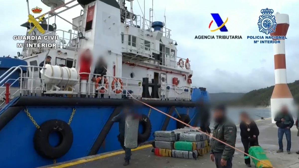 Incautados 3.300 kilos de cocaína en un carguero abordado en el mar