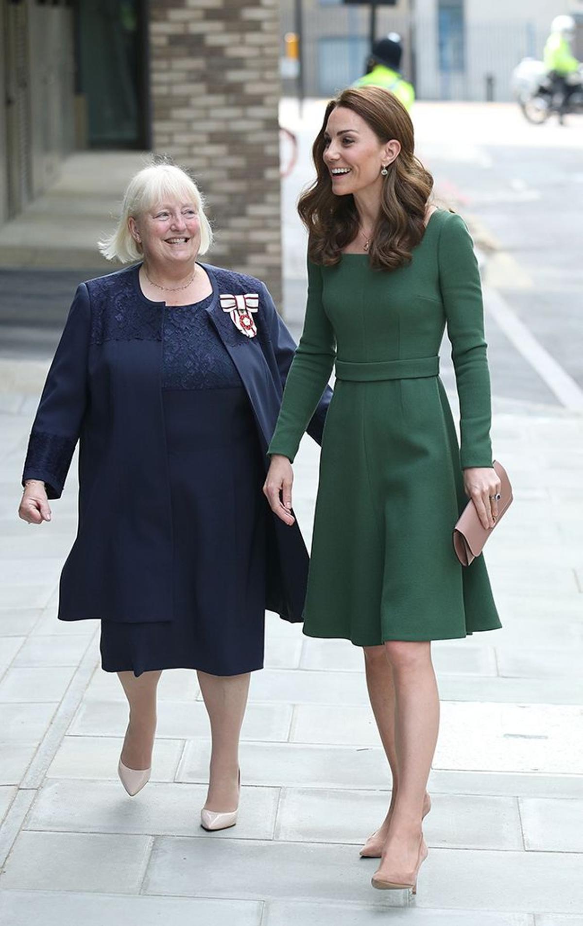 Kate Middleton con vestido verde y complementos en nude