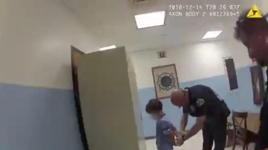 Difunden vídeo de abuso policial contra un niño de 8 años con habilidades especiales