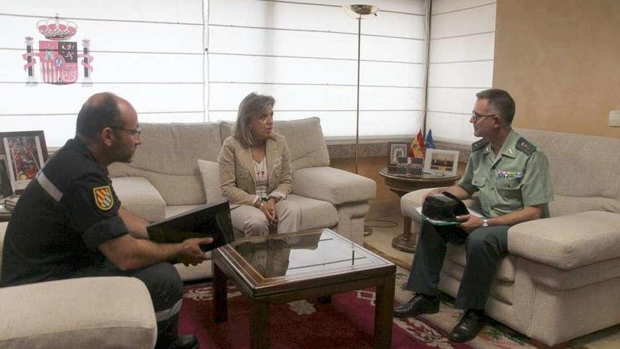 Reunión mantenida entre la delegada del Gobierno y representantes de la UME y la Guardia Civil.