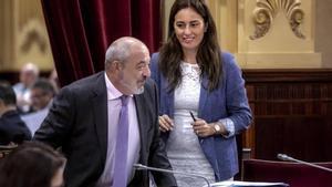 Los diputados de Vox Sergio Rodríguez e Idoia Ribas, durante un pleno del Parlament.