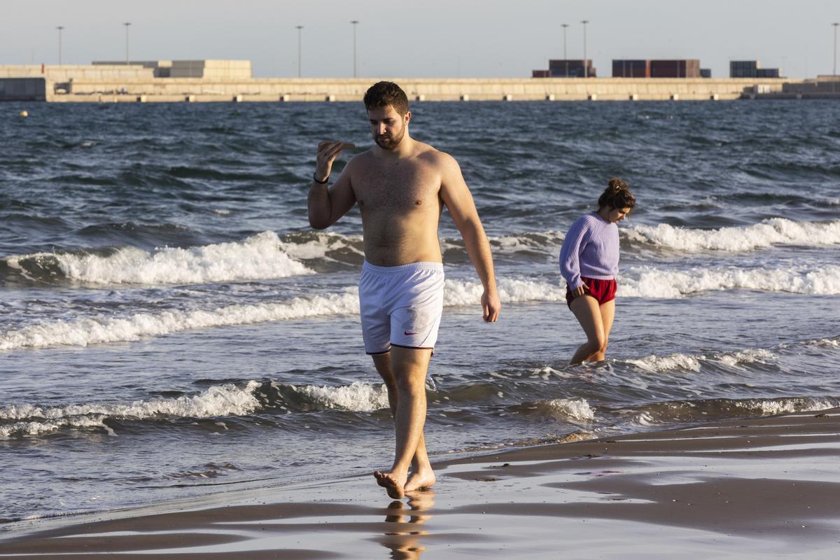 Bañistas en la playa en Valencia el pasado lunes