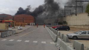 Un incendi provoca l’ensorrament del sostre d’una fàbrica a Cerdanyola del Vallès