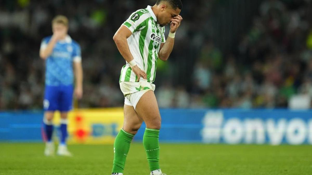 ¿Vitor Roque con la mente en Brasil? Así fue su expulsión frente al Gent...