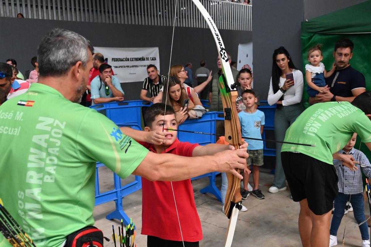 Un niño aprende a disparar con arco en Ifeba.