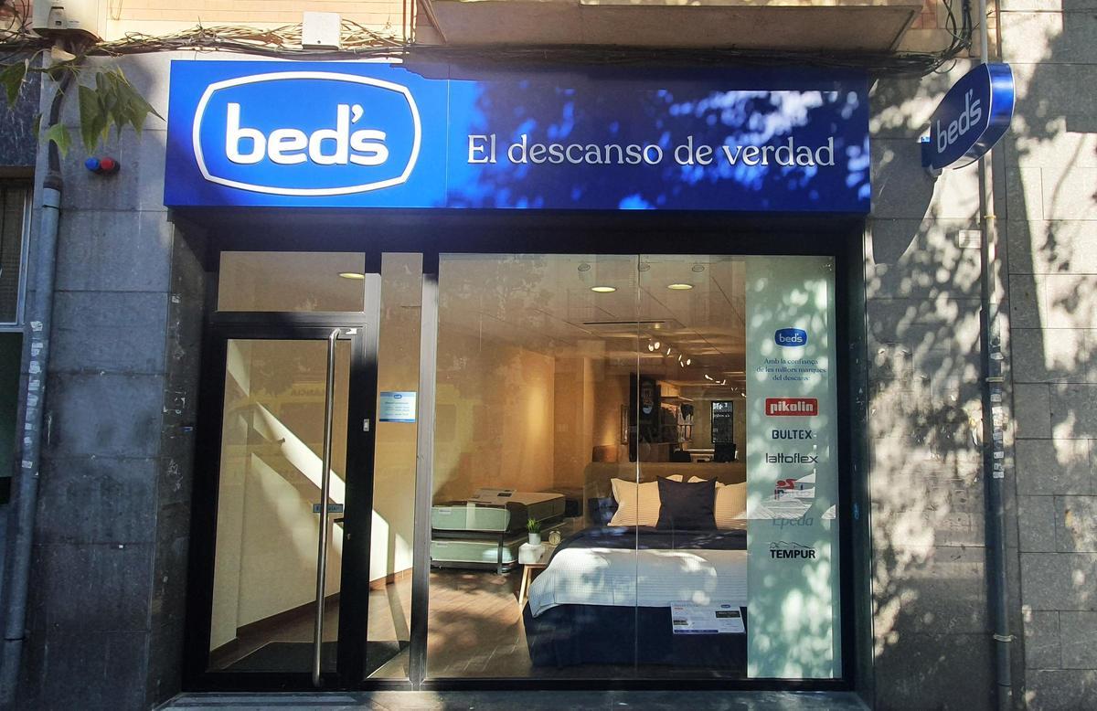 Exterior de la tienda Bed's de Sant Adrià