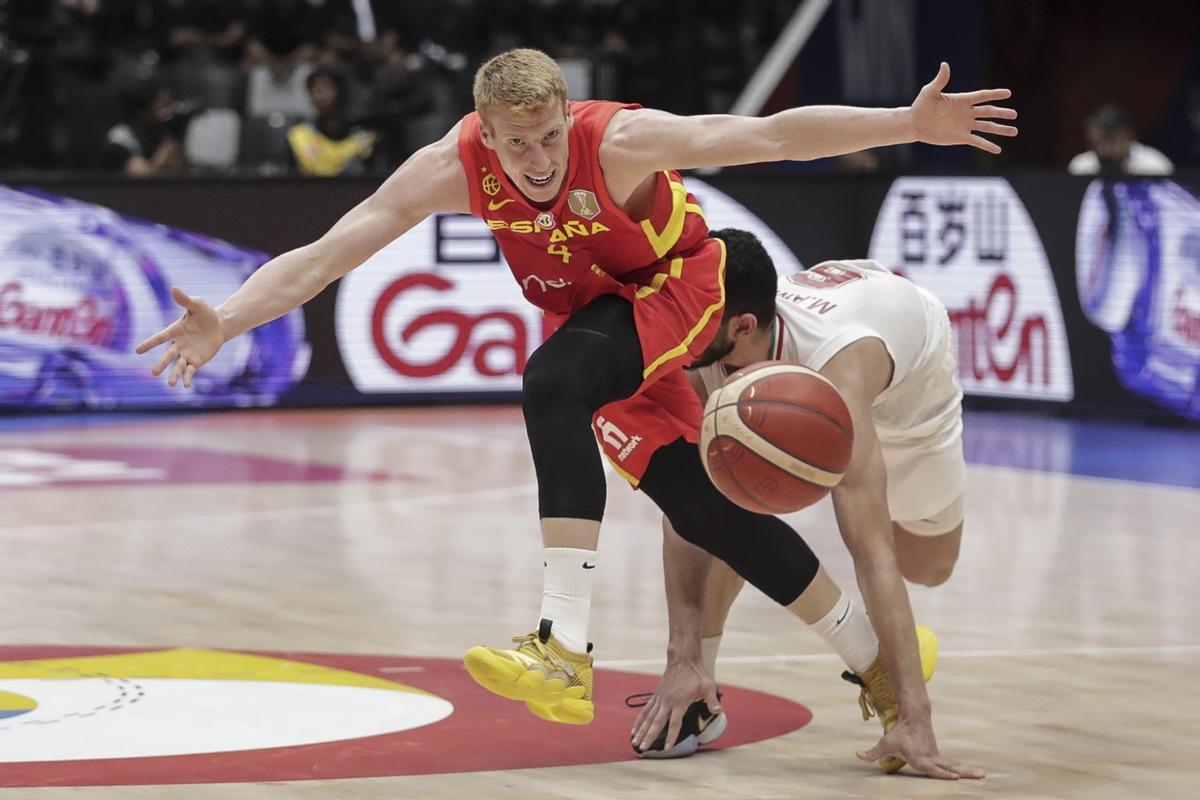 Jakarta (Indonesia), 16/08/2023.- Alberto Diaz (L) of Spain in action against Mohammad Amini (R) of Iran during the FIBA Basketball World Cup 2023 group stage match between Iran vs Spain in Jakarta, Indonesia, 30 August 2023. (Baloncesto, España) EFE/EPA/ADI WEDA