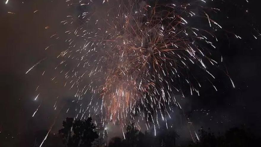 Archivo - Imagen del disparo de un castillo de fuegos artificiales