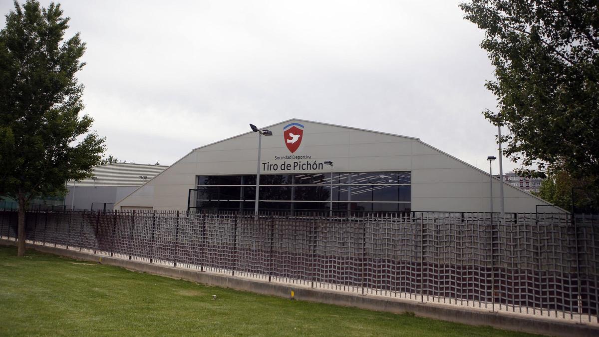 Acceso a las instalaciones deportivas de Tiro Pichón de Zaragoza.