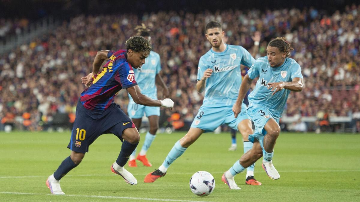 Lamine trata de zafarse de la defensa del Athletic, este jueves.