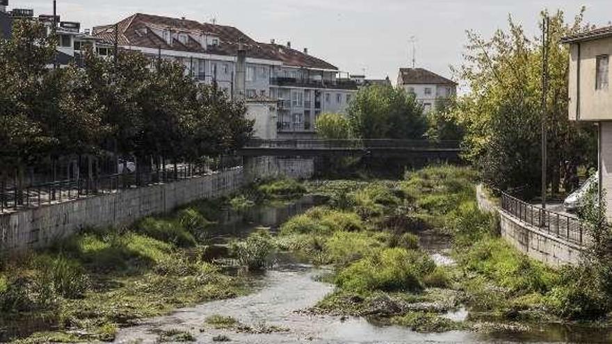 Tramo urbano del río Támega. // FdV