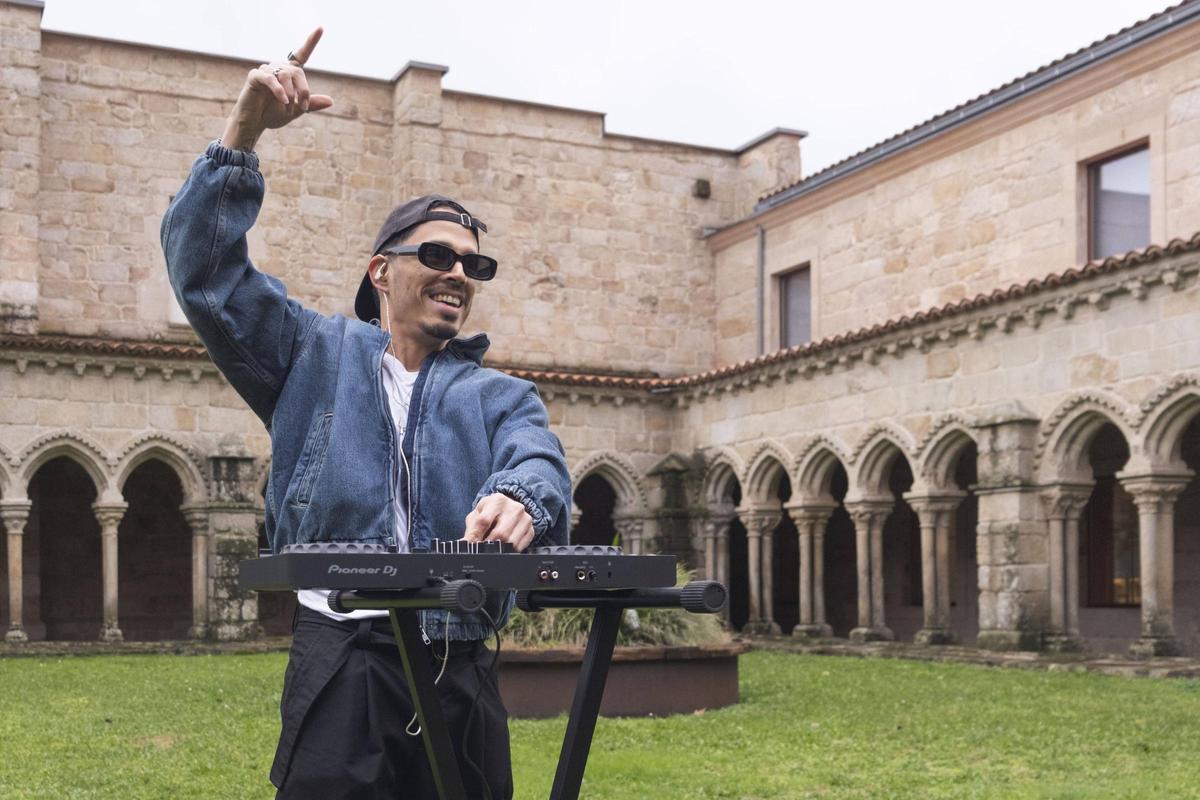 El DJ colombiano Pablo CM, en el claustro de San Francisco