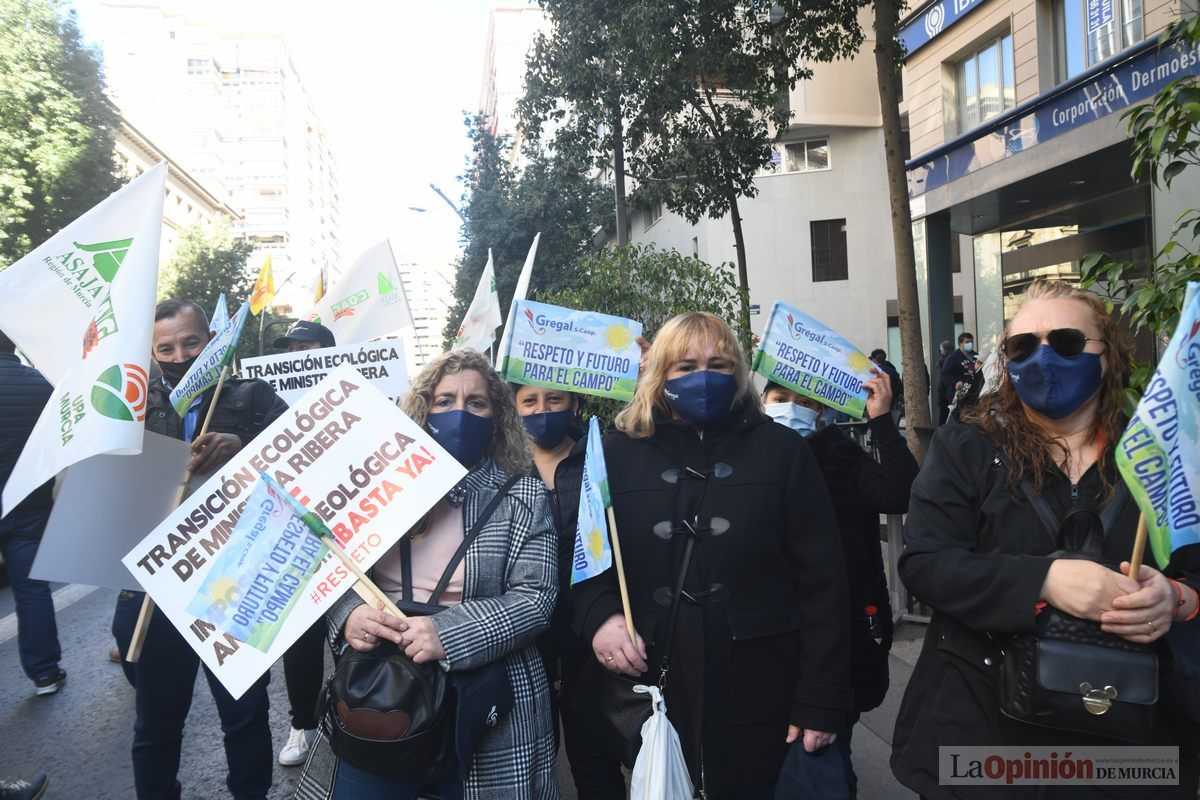 Miles de agricultores y ganaderos toman las calles de Murcia