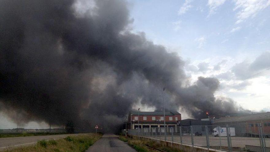 Un incendio arrasa las instalaciones de la fábrica Embutidos Rodríguez en León