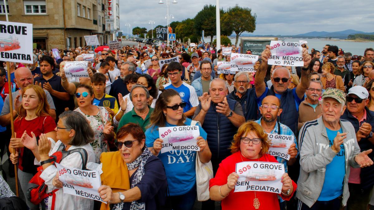 Los vecinos de O Grove están hartos de la falta de médicos de familia y pediatras en su centro de salud.