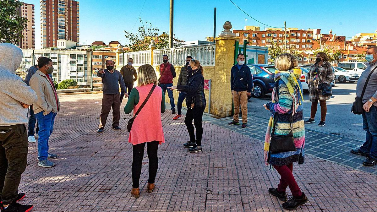 Algunos de los vendedores afectados, manteniendo las distancias, debaten sobre su situación y las medidas que prevén adoptar.