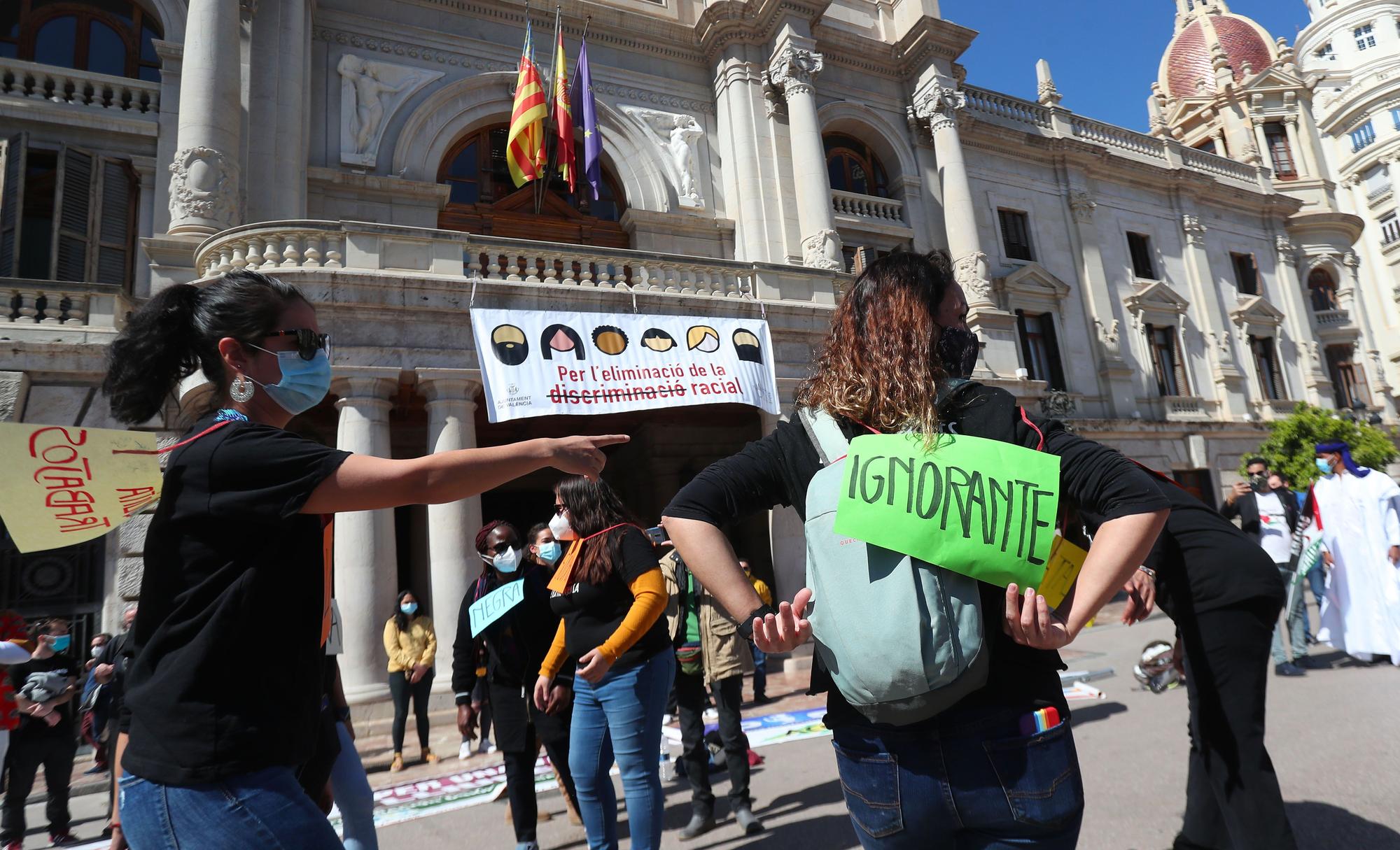 Concentración frente al Ayuntamiento de València contra el racismo