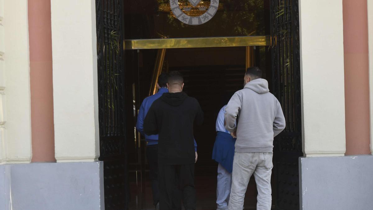 Varias personas entran al Ayuntamiento de Murcia en el marco del proceso de regularización extraordinaria.