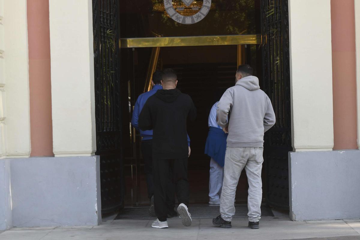 Varias personas entran al Ayuntamiento en el inicio del proceso de regularización extraordinaria.