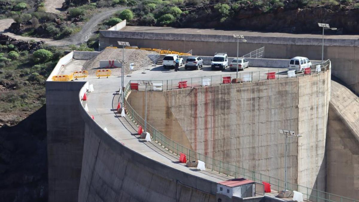 Obras en el muro de la presa de Soria.