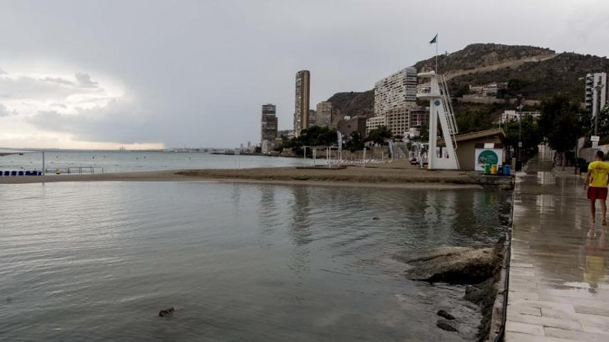 Playa de la Albufereta de Alicante después de una tormenta el pasado agosto.