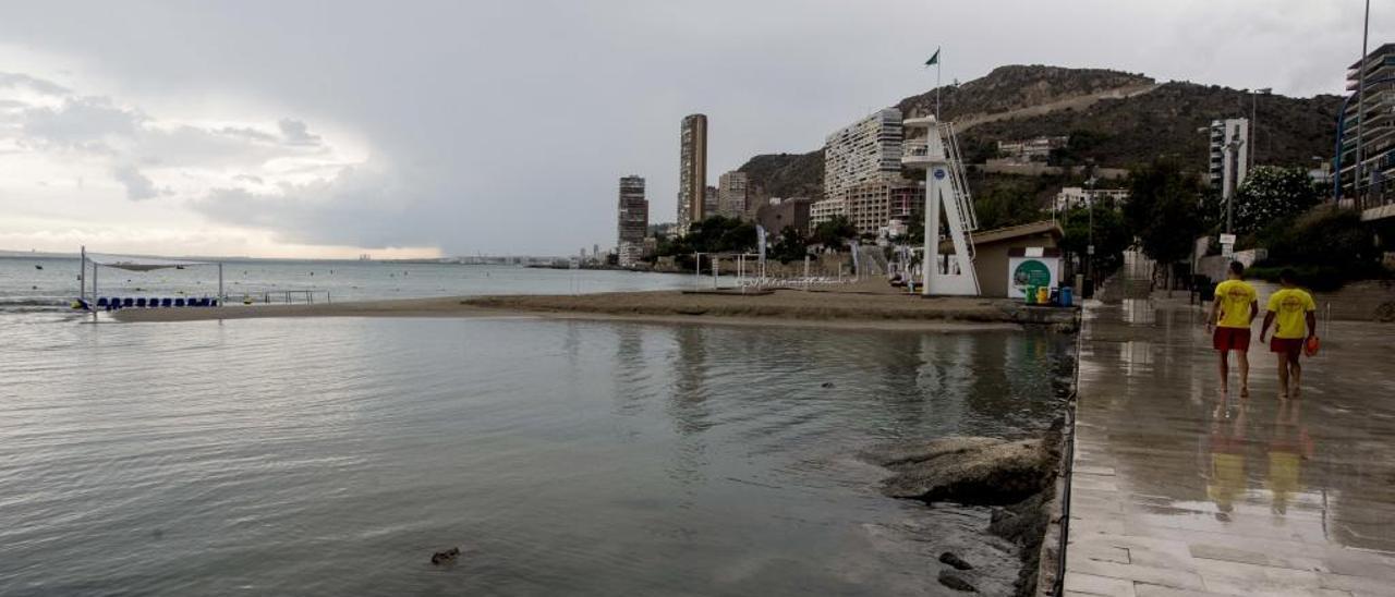 Playa de la Albufereta de Alicante después de una tormenta el pasado agosto.