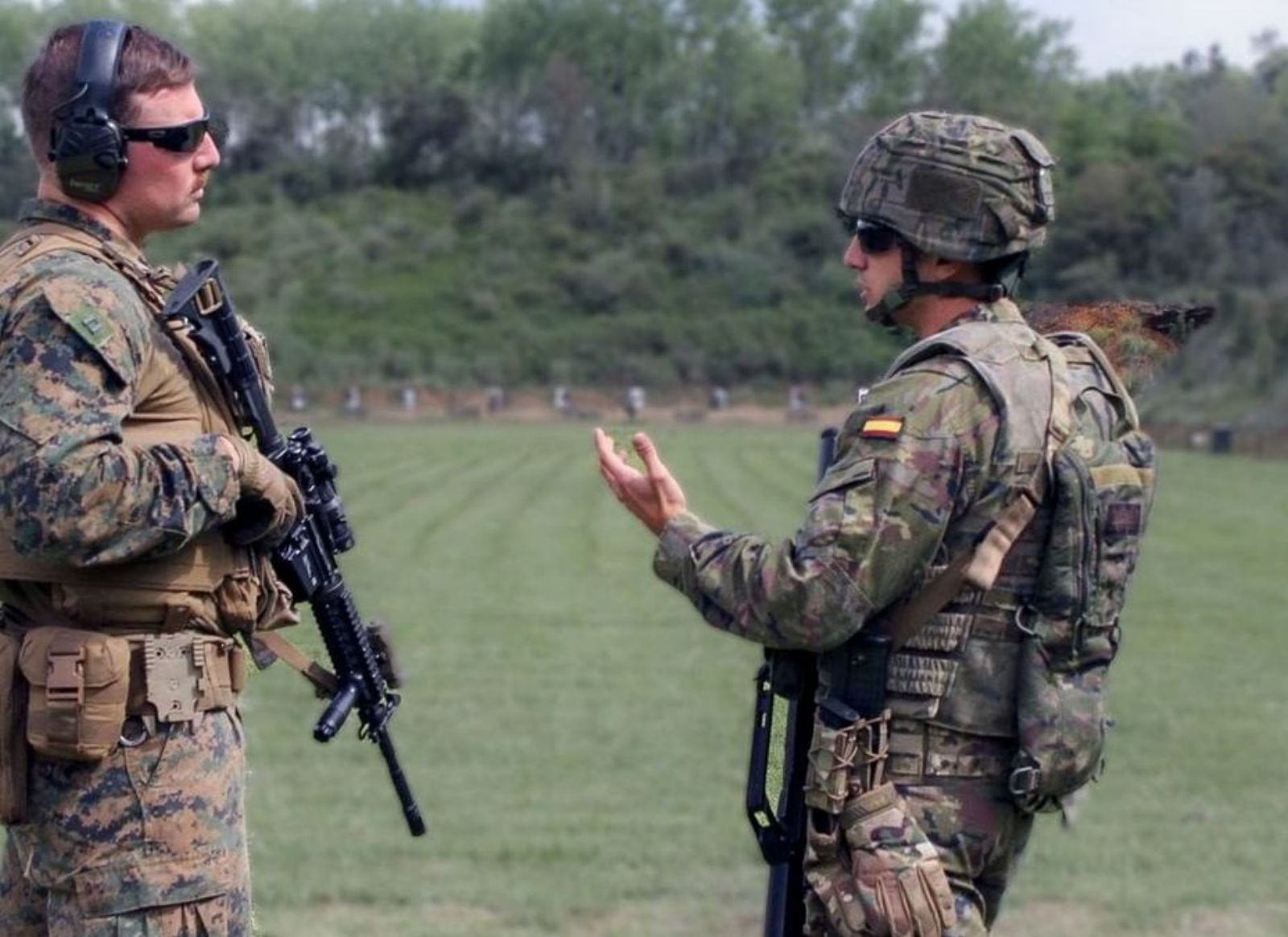Un soldado del «Príncipe» departe con uno de los marines. | Twitter