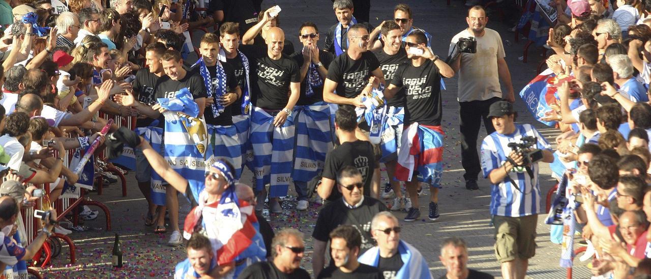 Alan, a l’esquerra, durant la festa de l’ascens del Ponferradina després de guanyar a Tenerife.