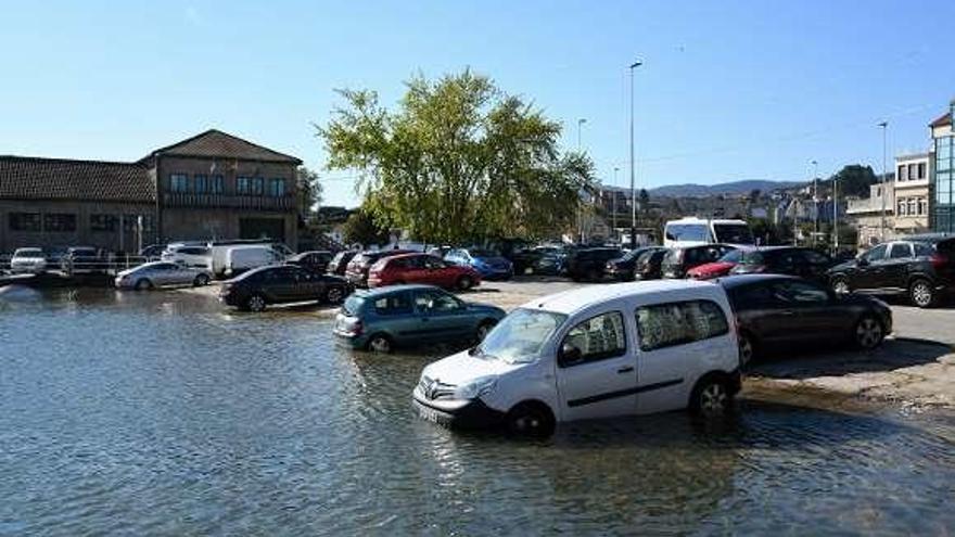 Coches alcanzados por la marea alta. // G. Saltos