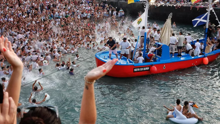 Embarcación de la Virgen del Carmen en el Puerto de la Cruz