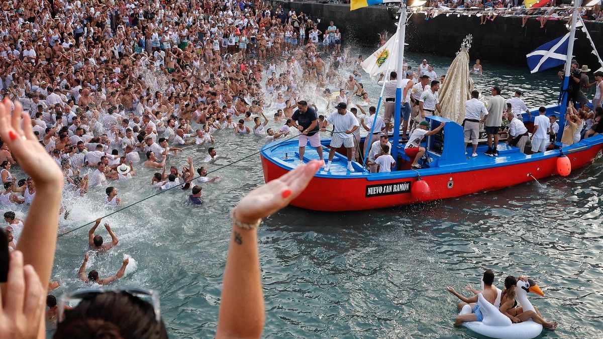 Embarcación de la Virgen del Carmen en el Puerto de la Cruz